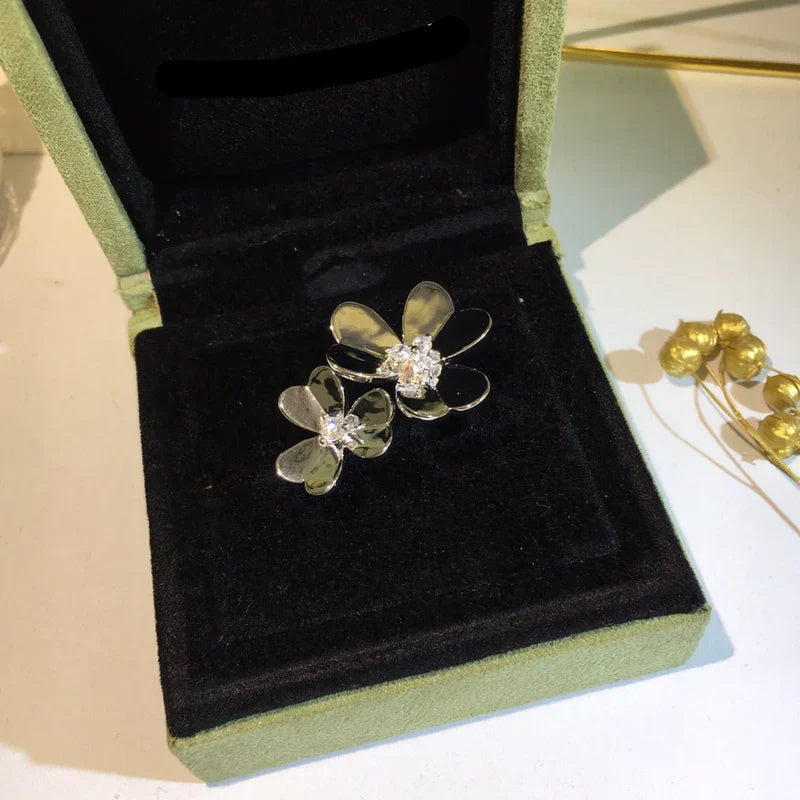 Noble Diamond Frivole Between The Finger Ring Elegant Luxury
